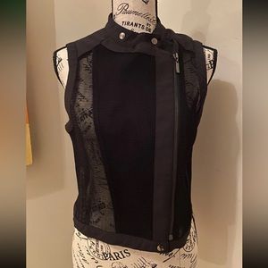 Black Vest woman’s clothes. Condition is "Pre-owned".